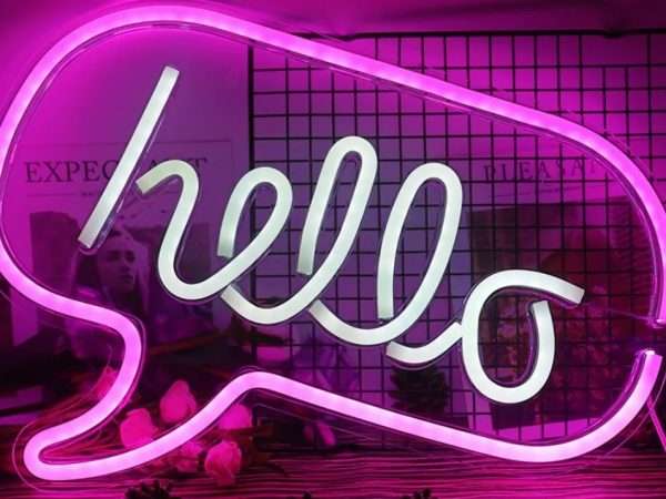 Неон снова в моде — как неоновые вывески создают атмосферу бренда и притягивают клиентов