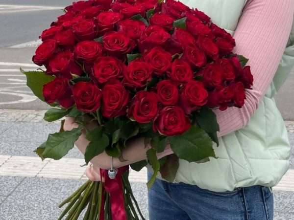 Сюрприз любимому: лучшие способы вручения роз с доставкой