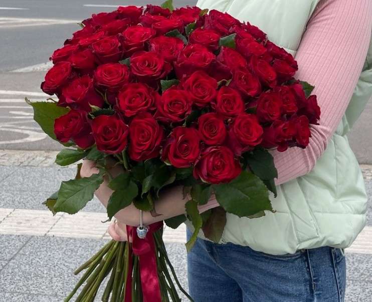 Сюрприз любимому: лучшие способы вручения роз с доставкой