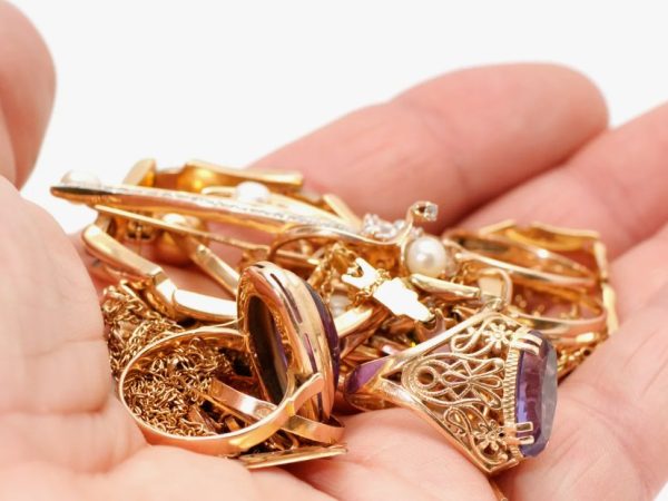 Актуальная цена: от чего зависит стоимость скупки золота