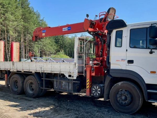 Как выбрать технику для монтажа конструкций: манипулятор или автокран