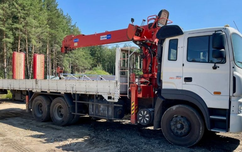 Как выбрать технику для монтажа конструкций: манипулятор или автокран